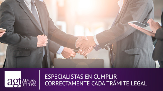 Saludo de Mano Entre Abogado de Licitaciones y un Cliente