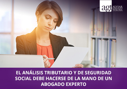 Abogada en UGPP con un documento 