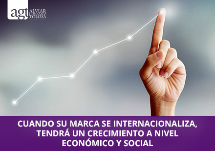 Nuestros Expertos en Constitución de Sociedades lo Asesorarán Ante Cualquier Requisito Mano Tocando una Gráfica de Crecimiento