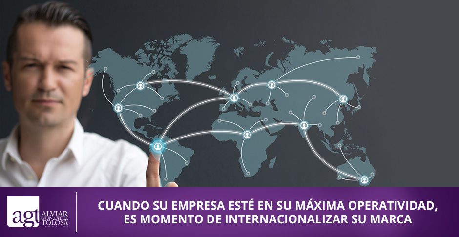 La Constitución de Sociedades Puede Ayudar al Crecimiento de su Empresa Hombre de Negocios Conectando Ubicaciones