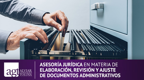 Abogado Administrativo en Bogotá Buscando un Documento en un Archivero