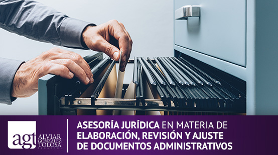 Abogado Administrativo en Bogot Buscando un Documento en un Archivero