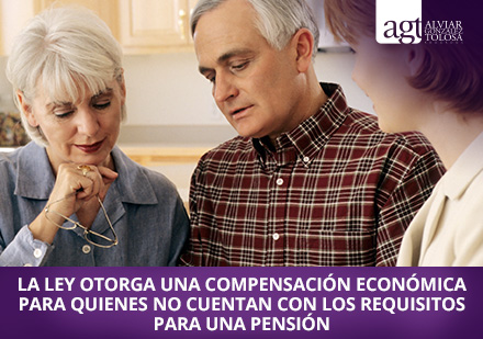 Pareja Revisando los Requisitos de la Pensin de Sobreviviente con Abogado en Asesora de Pensiones