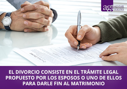 Una Pareja Firmando su Disolucin Conyugal Como Parte de las Diferencias Entre Separacin y Divorcio