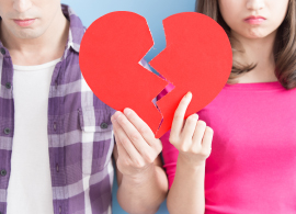 Pareja Sosteniendo un Corazn Roto Representando al Divorcio