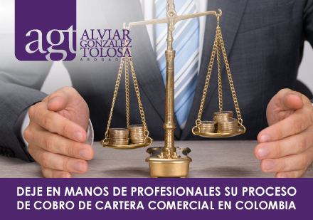 Deje en manos de Profesionales su Proceso de Cobro de Cartera Comercial Hombre Protegiendo Balanza Dorada con Monedas a sus Extremos