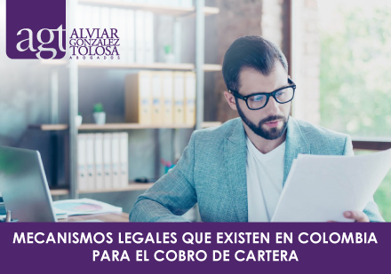 ¿Cuáles son los Mecanismos Legales Para el Cobro de Cartera? Hombre Revisando Proceso de Cobro de Cartera en sus Documentos de Negocio