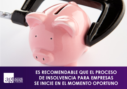 Lechón de Ahorro es Presionado por una Prensa