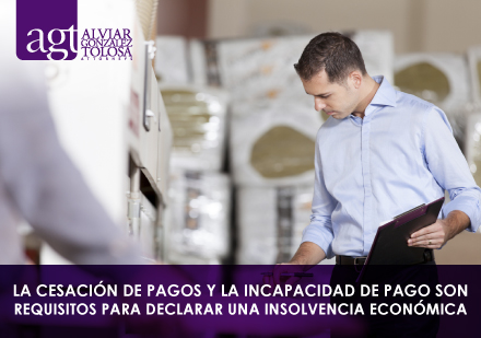 Requisitos para Realizar un Proceso de Reorganización Empresarial en Colombia Hombre Revisando Requisitos en Laptop Para Declarar una Insolvencia Económica