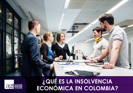 ¿Qué es la Insolvencia Económica en Colombia? Reunión en Empresa Manufacturera Decidiendo si Insolventarse Económicamente