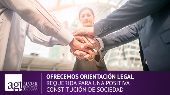 Equipo de Empresarios Celebrando la Constitucin de Sociedad