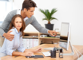 Hombre Poniendo Mano en el Hombre de Mujer en el Trabajo