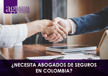 Abogado Apretando la Mano de un CLiente de Seguros