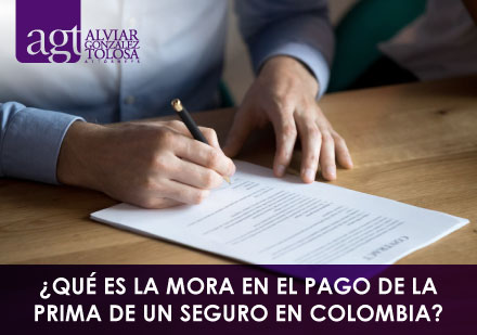 Hombre Firmando una Pliza de Seguros en Colombia