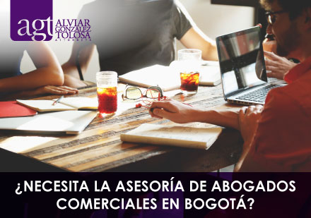 ¿Necesita la Asesoría de Abogados Comerciales en Bogotá? Grupo Haciendo Brainstorming de Economía Naranja