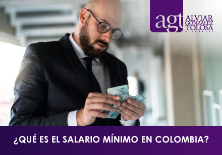 Hombre Contando su Salario Mnimo