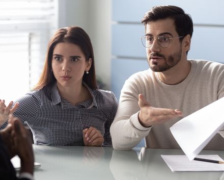 Pareja Discutiendo por Retraso en Entrega de Vivienda en Colombia