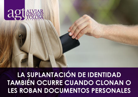 Persona Robando Documentos Personales de Mochila de Mujer