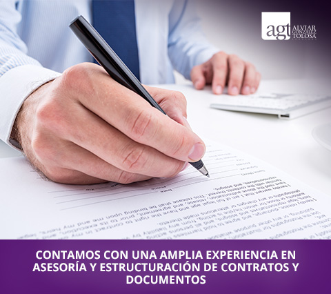 Hombre Firmando un Documento o Contrato