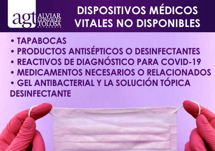 Manos con Guantes Rosados Sosteniendo Tapabocas