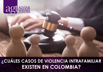 ¿Cuáles Casos de Violencia Intrafamiliar Existen en Colombia? Mazo Legal con Figuras de Familia Hechas en Madera