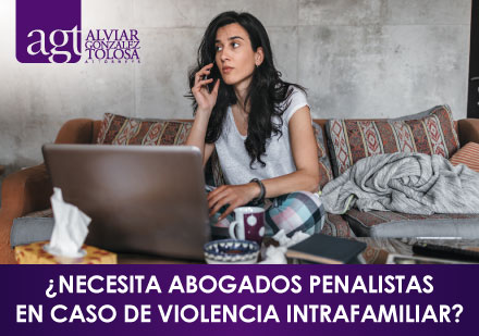 Mujer Decidida Denunciando su Caso de Violencia Intrafamiliar