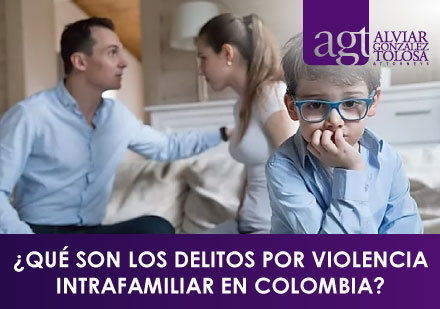 ¿Qué son los Delitos por Violencia Intrafamiliar en Colombia? Niño con Anteojos Azules y Pareja Discutiendo Detrás