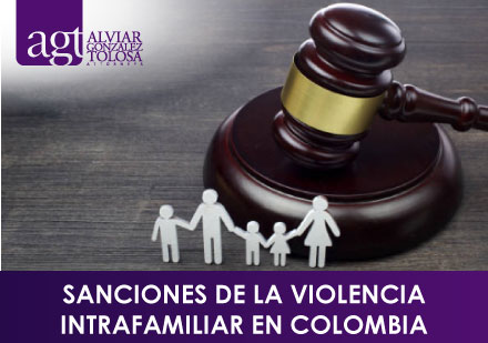 ¿Cuáles son las Sanciones de la Violencia Intrafamiliar en Colombia? Mazo Legal con Figuras de Familia Hechas en Plástico