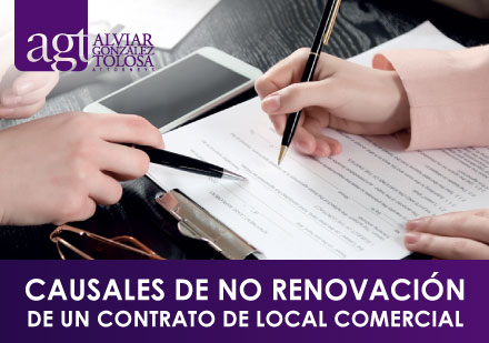 Personas Firmando Contrato de Local Comercial