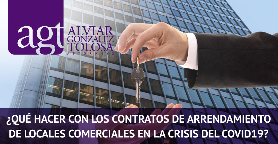 ¿Qué Hacer con los Contratos de Arrendamiento de Locales Comerciales? Mano Entregando Llaves de Local Comercial