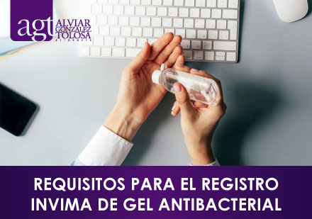 Hombre Usando Antibacterial en Espacio de Trabajo