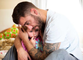 Padre Abrazando a Hija en Visita