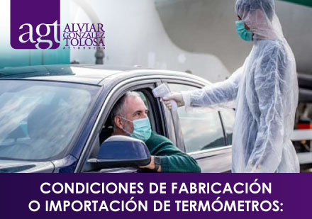 Hombre Usando Antibacterial en Espacio de Trabajo