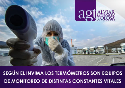 Hombre Usando Antibacterial en Espacio de Trabajo