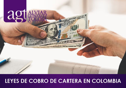 ¿Cuáles son las Leyes de Cobro de Cartera en Colombia? Abogado Entregando Dinero a Cliente Extranjero
