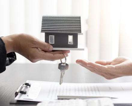 Casas Grises con una Casa Amarilla con Sombrilla