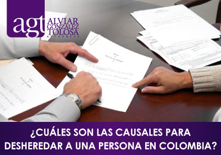 Manos Sobre Documentos Legales de Testamentos