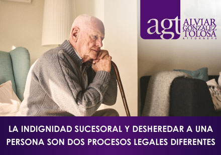 Persona de la Tercera Edad Sentado con su Bastn Apoyado en el Mentn