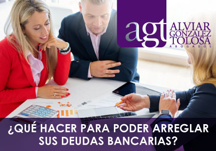 Personas Endeudadas con Bancos Recibiendo Asesora Legal