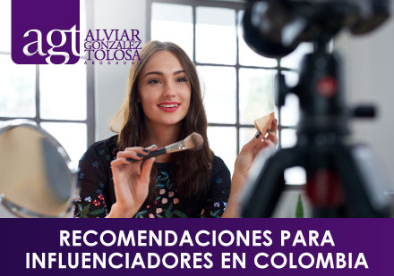 Mujer Influencer en Cosmtica Grabandose