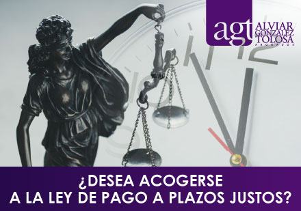 Estatua de la Justicia y Reloj con Símbolos Romanos