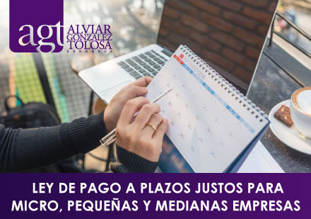 Mujer Revisando Calendario Para Realizar Pagos a Plazos Justos