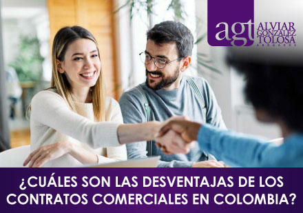 Mujer Sonriendo por Cierre de Contrato Comercial