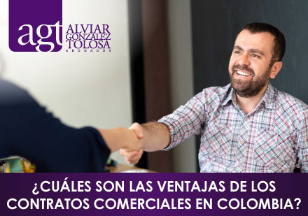 Señor Sonriendo por Cierre de Contrato Comercial