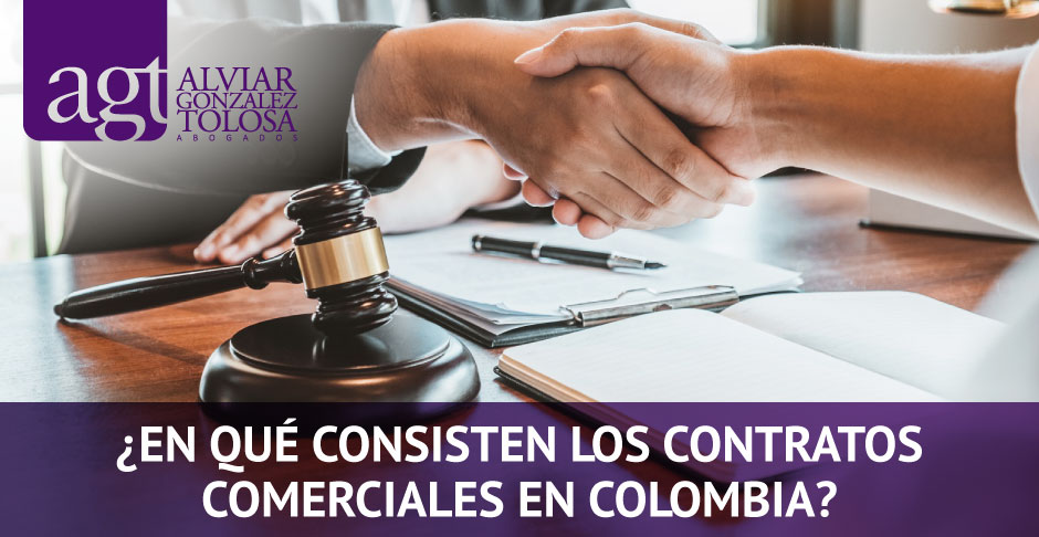 Estrechando Manos con Contrato Comercial