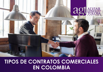 Empresarios Estableciendo Contrato Comercial Entre Ellos