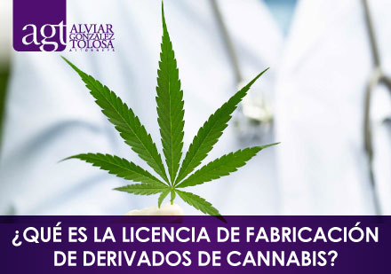 Mdico en Bata y Hoja de Marihuana en Frente