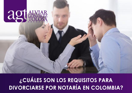 Pareja Discutiendo su Divorcio en Notaria