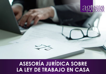 Abogado Frente a Computador