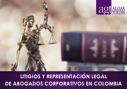 Estatua de Dama de la Justicia con Libros de Derecho Detrs